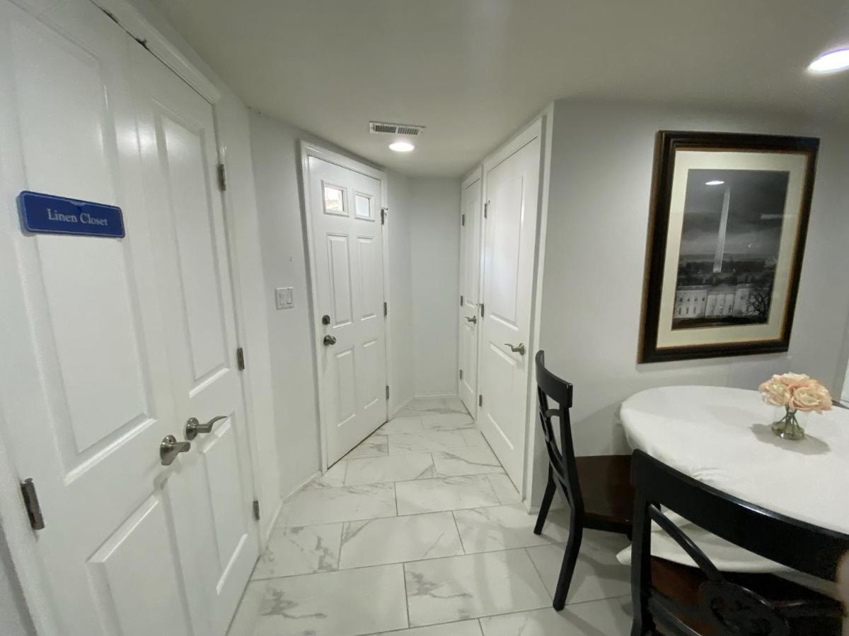 Lovely Remodeled 2Bdrm Basement Home ワシントン エクステリア 写真