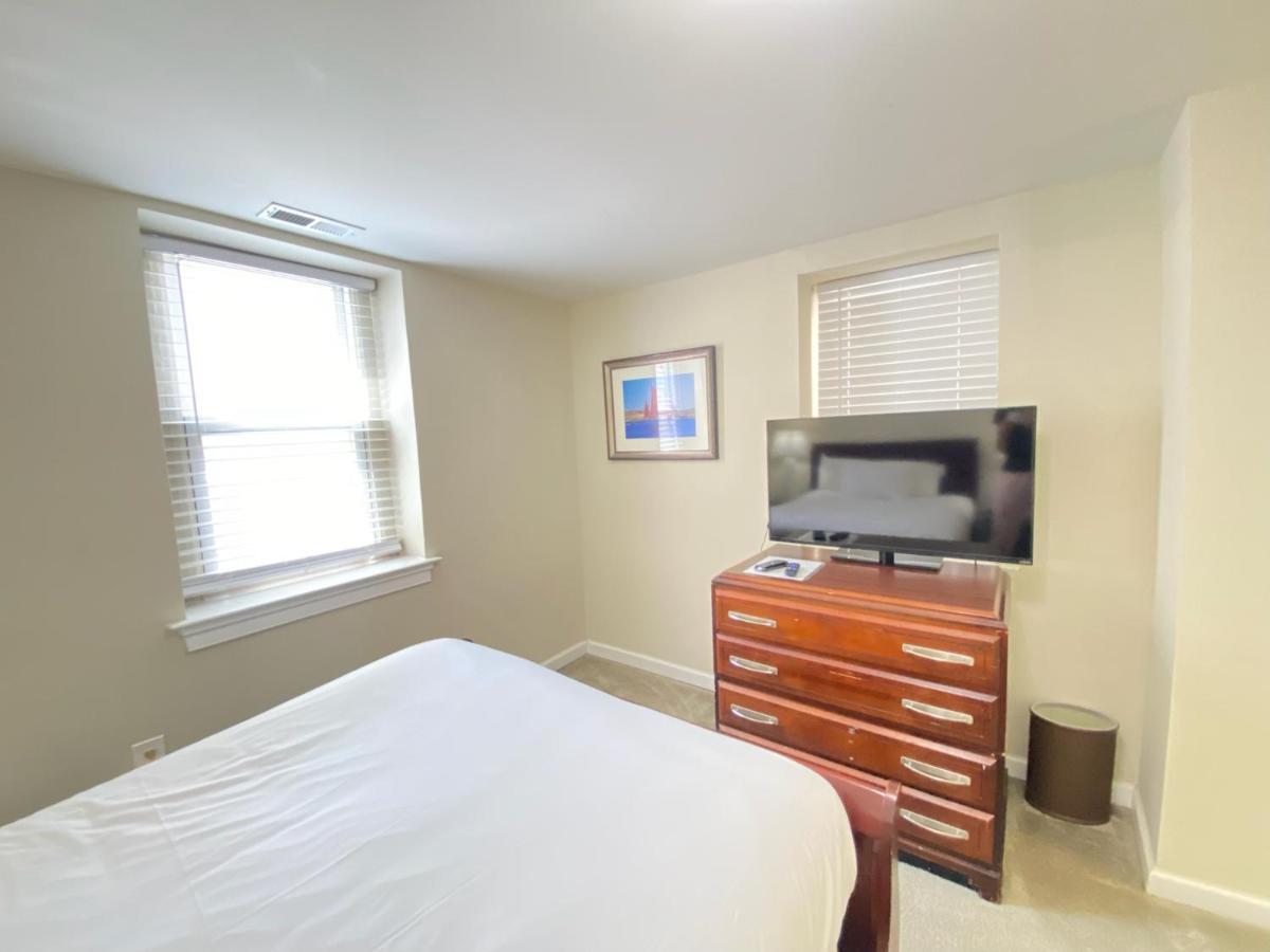Lovely Remodeled 2Bdrm Basement Home ワシントン エクステリア 写真
