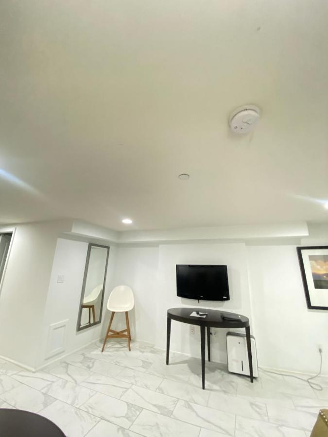 Lovely Remodeled 2Bdrm Basement Home ワシントン エクステリア 写真