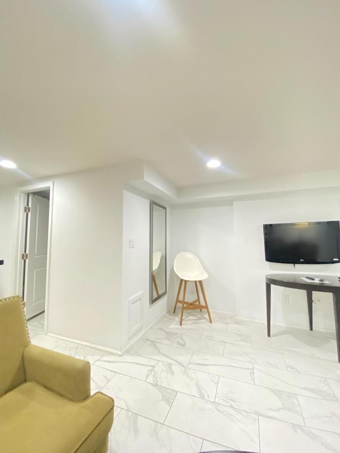 Lovely Remodeled 2Bdrm Basement Home ワシントン エクステリア 写真