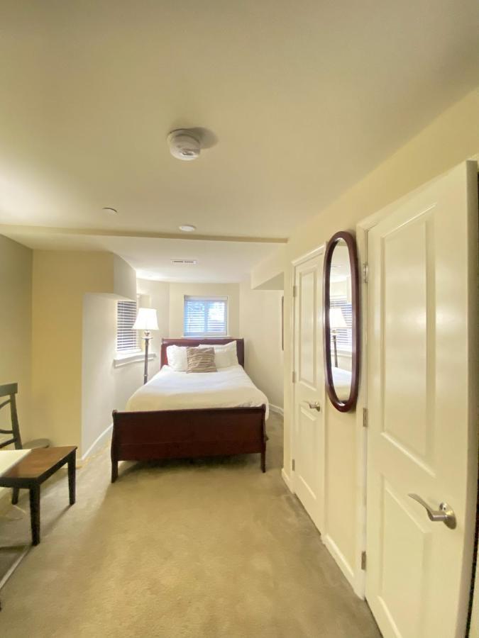Lovely Remodeled 2Bdrm Basement Home ワシントン エクステリア 写真